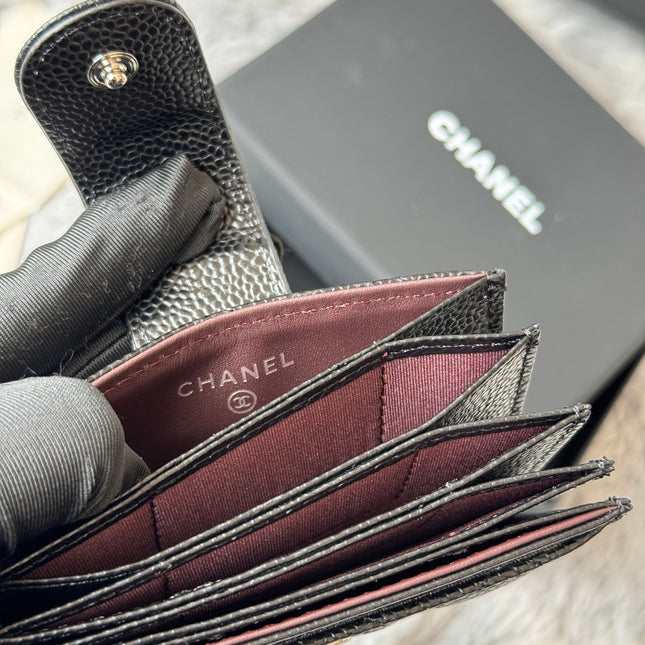 CARD HOLDER 10 CIRCLE CLASP IN BLACK CAVIAR LEATHER SILVER-TONE METALLIC