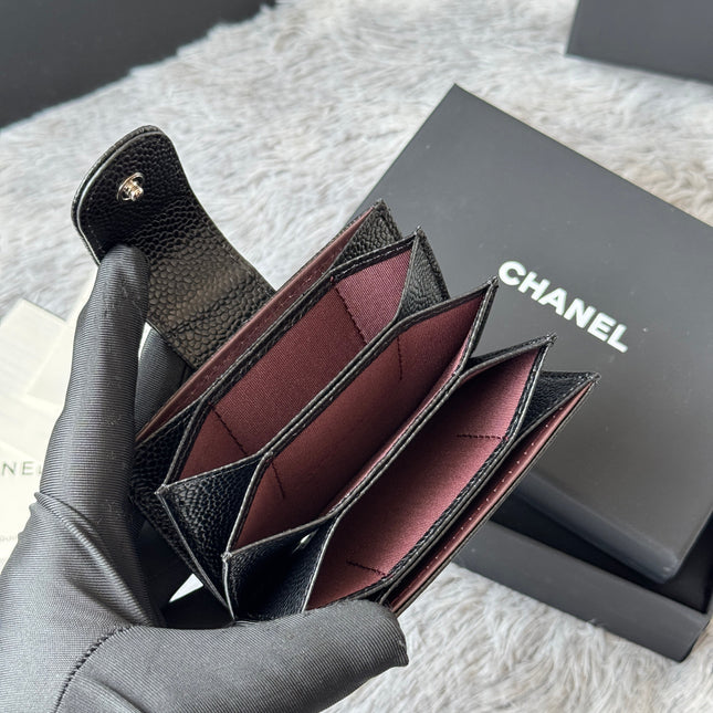 CARD HOLDER 10 CIRCLE CLASP IN BLACK CAVIAR LEATHER SILVER-TONE METALLIC