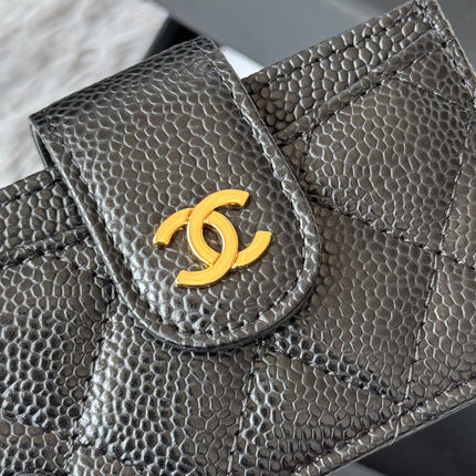 CARD HOLDER 10 CIRCLE CLASP IN BLACK CAVIAR LEATHER GOLD-TONE METALLIC