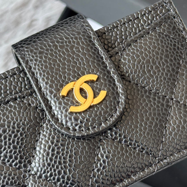 CARD HOLDER 10 CIRCLE CLASP IN BLACK CAVIAR LEATHER GOLD-TONE METALLIC