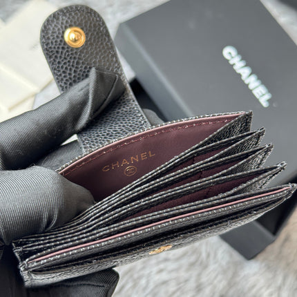 CARD HOLDER 10 CIRCLE CLASP IN BLACK CAVIAR LEATHER GOLD-TONE METALLIC