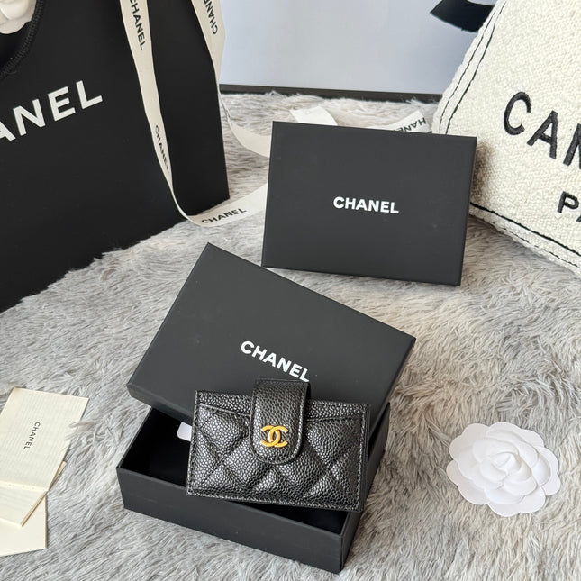 CARD HOLDER 10 CIRCLE CLASP IN BLACK CAVIAR LEATHER GOLD-TONE METALLIC