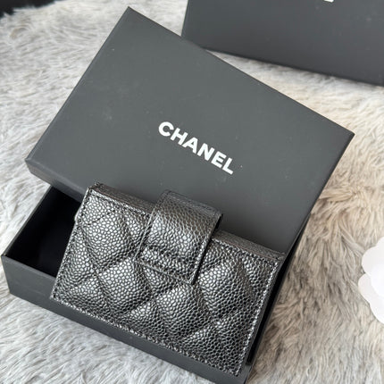 CARD HOLDER 10 CIRCLE CLASP IN BLACK CAVIAR LEATHER GOLD-TONE METALLIC