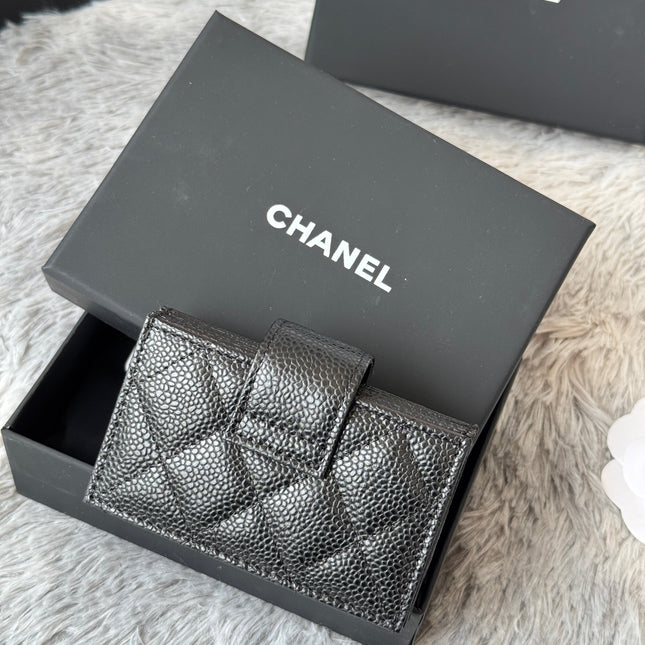 CARD HOLDER 10 CIRCLE CLASP IN BLACK CAVIAR LEATHER GOLD-TONE METALLIC