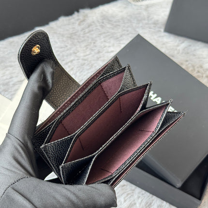 CARD HOLDER 10 CIRCLE CLASP IN BLACK CAVIAR LEATHER GOLD-TONE METALLIC