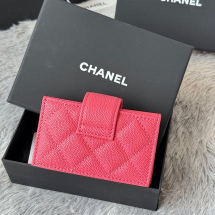 CARD HOLDER 10 CIRCLE CLASP IN MANDY PINK CAVIAR LEATHER GOLD-TONE METALLIC