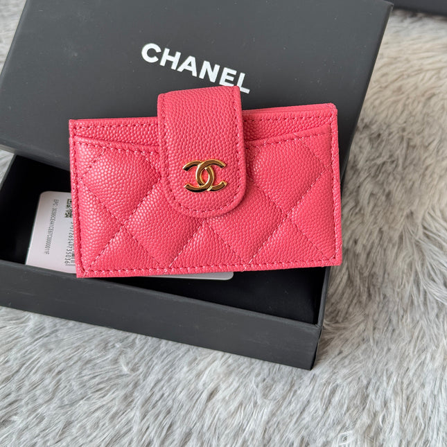 CARD HOLDER 10 CIRCLE CLASP IN MANDY PINK CAVIAR LEATHER GOLD-TONE METALLIC