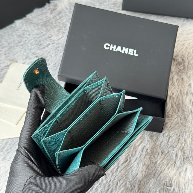 CARD HOLDER 10 CIRCLE CLASP IN NEPTUNE GREEN CAVIAR LEATHER GOLD-TONE METALLIC