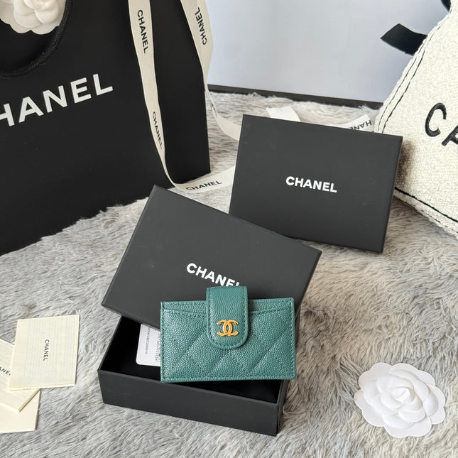 CARD HOLDER 10 CIRCLE CLASP IN NEPTUNE GREEN CAVIAR LEATHER GOLD-TONE METALLIC