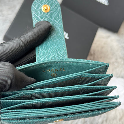 CARD HOLDER 10 CIRCLE CLASP IN NEPTUNE GREEN CAVIAR LEATHER GOLD-TONE METALLIC