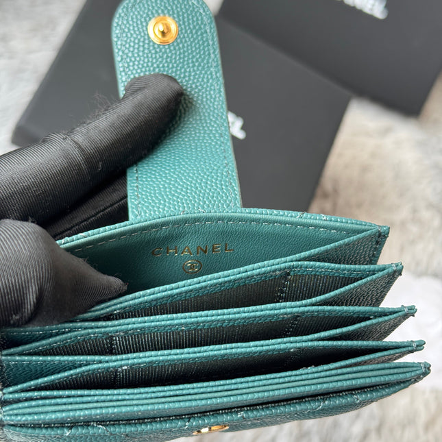 CARD HOLDER 10 CIRCLE CLASP IN NEPTUNE GREEN CAVIAR LEATHER GOLD-TONE METALLIC