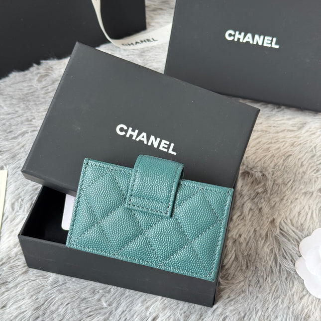 CARD HOLDER 10 CIRCLE CLASP IN NEPTUNE GREEN CAVIAR LEATHER GOLD-TONE METALLIC