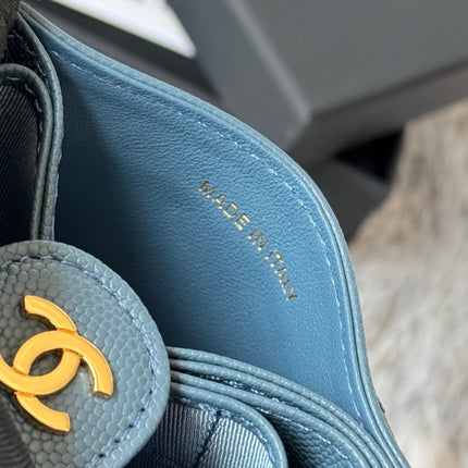 CARD HOLDER 10 CIRCLE CLASP IN NEPAL BLUE CAVIAR LEATHER GOLD-TONE METALLIC