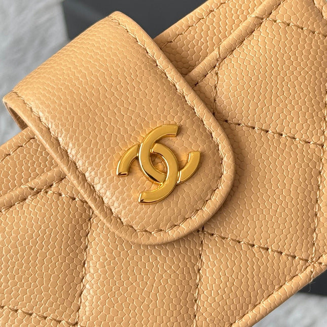 CARD HOLDER 10 CIRCLE CLASP IN LIGHT BROWN CAVIAR LEATHER GOLD-TONE METALLIC