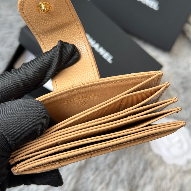 CARD HOLDER 10 CIRCLE CLASP IN LIGHT BROWN CAVIAR LEATHER GOLD-TONE METALLIC