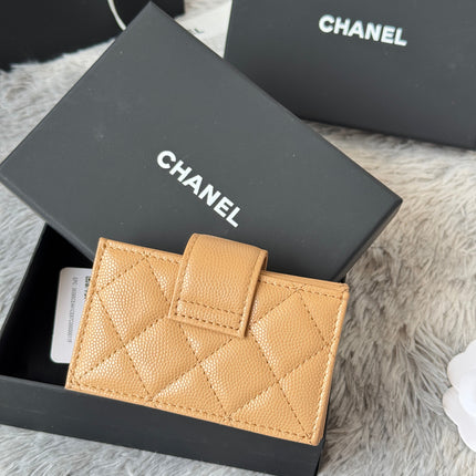 CARD HOLDER 10 CIRCLE CLASP IN LIGHT BROWN CAVIAR LEATHER GOLD-TONE METALLIC