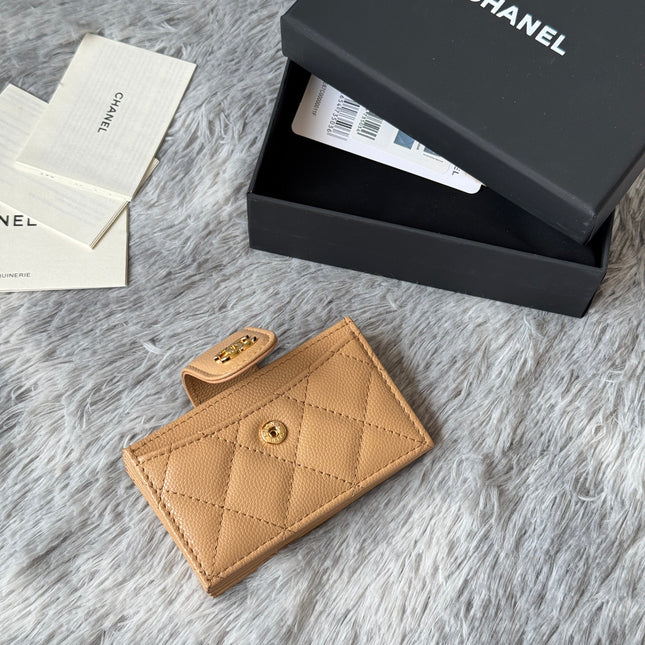 CARD HOLDER 10 CIRCLE CLASP IN LIGHT BROWN CAVIAR LEATHER GOLD-TONE METALLIC