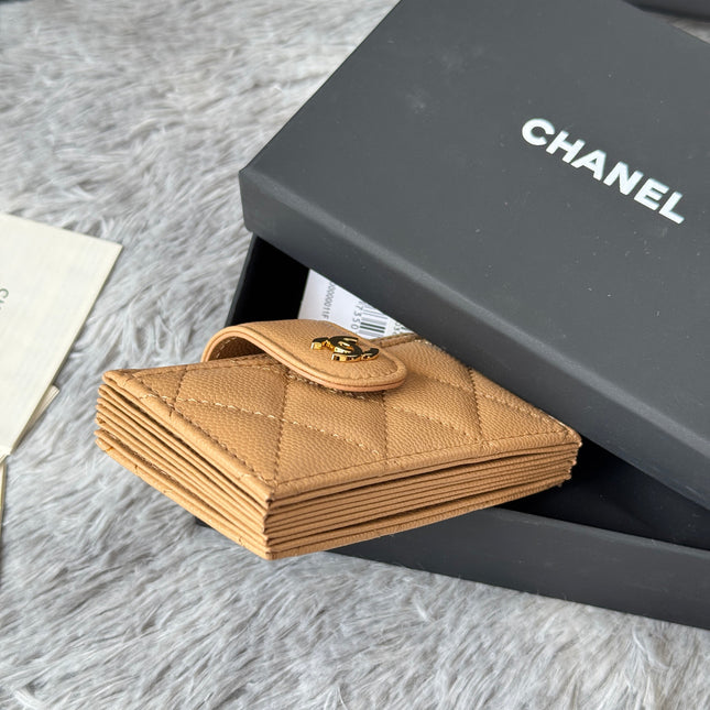 CARD HOLDER 10 CIRCLE CLASP IN LIGHT BROWN CAVIAR LEATHER GOLD-TONE METALLIC