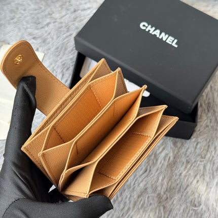 CARD HOLDER 10 CIRCLE CLASP IN LIGHT BROWN CAVIAR LEATHER GOLD-TONE METALLIC