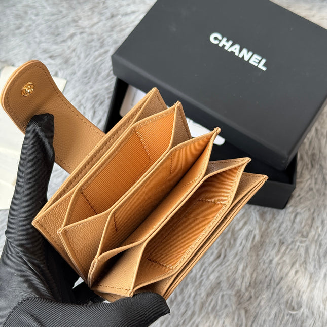 CARD HOLDER 10 CIRCLE CLASP IN LIGHT BROWN CAVIAR LEATHER GOLD-TONE METALLIC