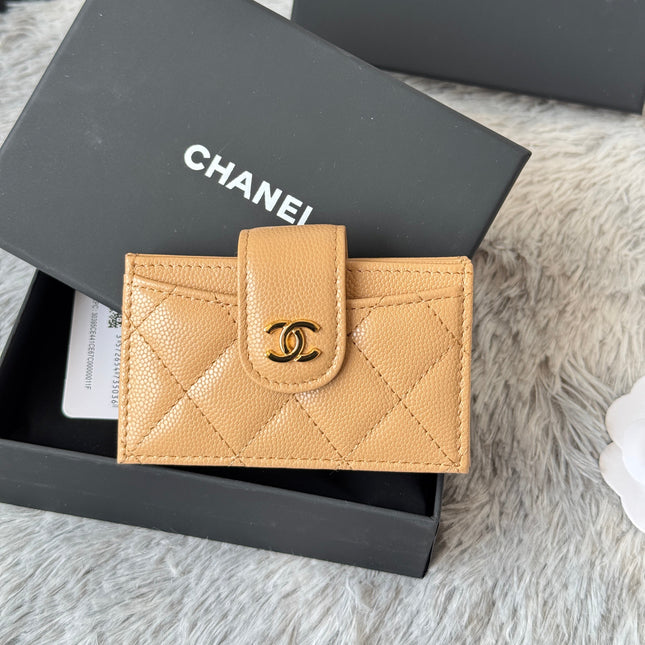 CARD HOLDER 10 CIRCLE CLASP IN LIGHT BROWN CAVIAR LEATHER GOLD-TONE METALLIC