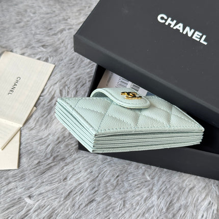 CARD HOLDER 10 CIRCLE CLASP IN BABY GREEN CAVIAR LEATHER GOLD-TONE METALLIC