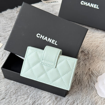 CARD HOLDER 10 CIRCLE CLASP IN BABY GREEN CAVIAR LEATHER GOLD-TONE METALLIC