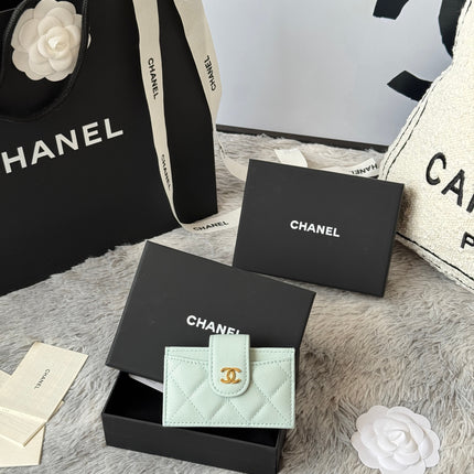 CARD HOLDER 10 CIRCLE CLASP IN BABY GREEN CAVIAR LEATHER GOLD-TONE METALLIC