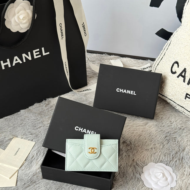 CARD HOLDER 10 CIRCLE CLASP IN BABY GREEN CAVIAR LEATHER GOLD-TONE METALLIC