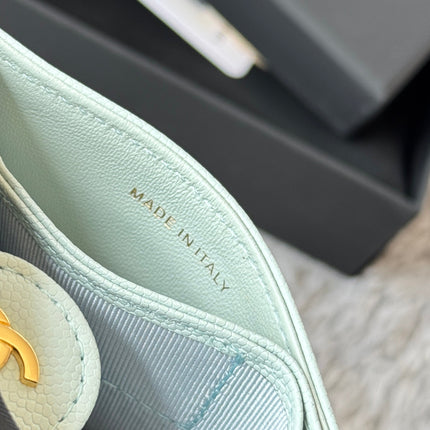 CARD HOLDER 10 CIRCLE CLASP IN BABY GREEN CAVIAR LEATHER GOLD-TONE METALLIC