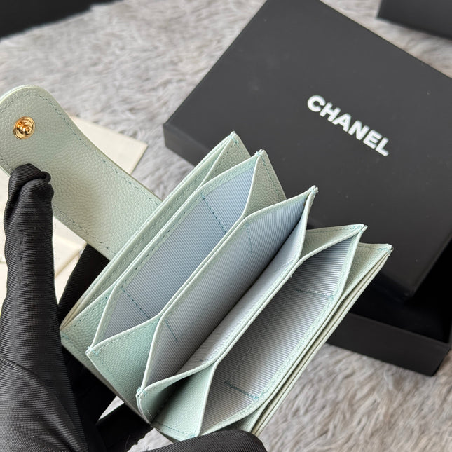 CARD HOLDER 10 CIRCLE CLASP IN BABY GREEN CAVIAR LEATHER GOLD-TONE METALLIC