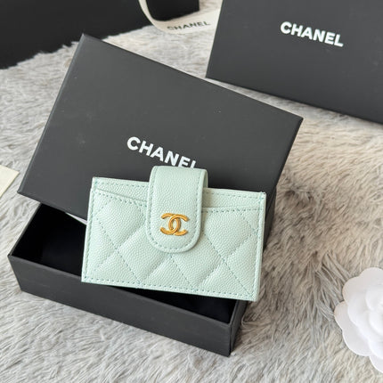 CARD HOLDER 10 CIRCLE CLASP IN BABY GREEN CAVIAR LEATHER GOLD-TONE METALLIC