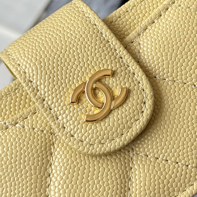 CARD HOLDER 10 CIRCLE CLASP IN YELLOW CAVIAR LEATHER GOLD-TONE METALLIC