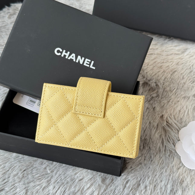 CARD HOLDER 10 CIRCLE CLASP IN YELLOW CAVIAR LEATHER GOLD-TONE METALLIC