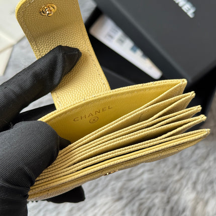 CARD HOLDER 10 CIRCLE CLASP IN YELLOW CAVIAR LEATHER GOLD-TONE METALLIC