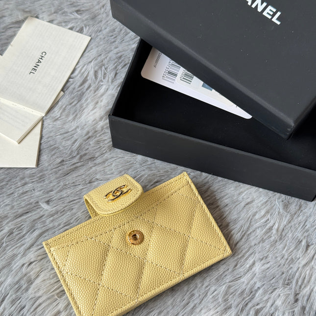 CARD HOLDER 10 CIRCLE CLASP IN YELLOW CAVIAR LEATHER GOLD-TONE METALLIC