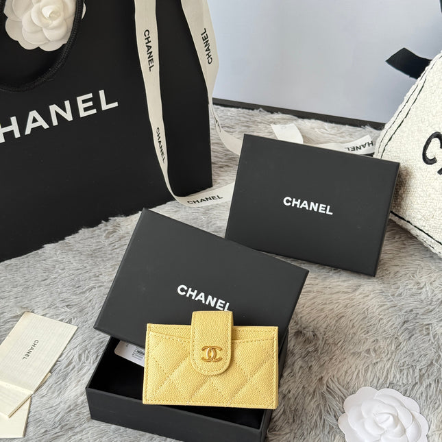 CARD HOLDER 10 CIRCLE CLASP IN YELLOW CAVIAR LEATHER GOLD-TONE METALLIC