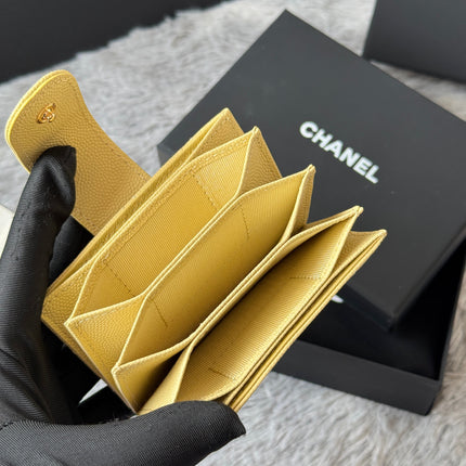 CARD HOLDER 10 CIRCLE CLASP IN YELLOW CAVIAR LEATHER GOLD-TONE METALLIC