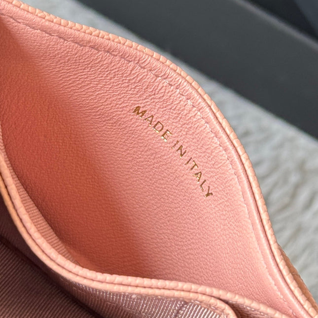 CARD HOLDER 10 CIRCLE CLASP IN TONYS PINK CAVIAR LEATHER GOLD-TONE METALLIC