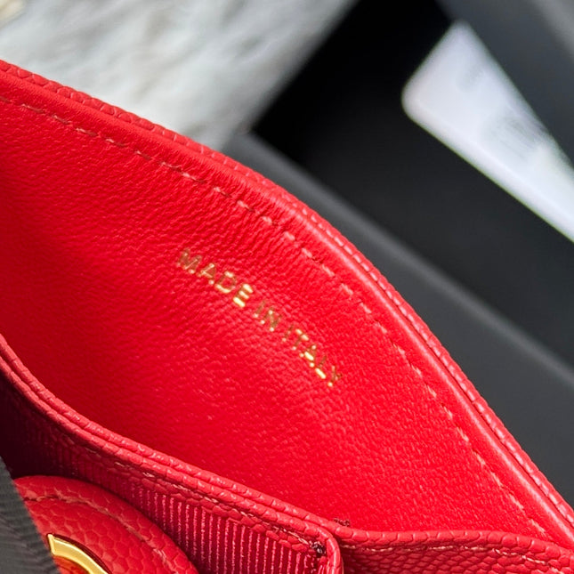 CARD HOLDER 10 CIRCLE CLASP IN RED CAVIAR LEATHER GOLD-TONE METALLIC