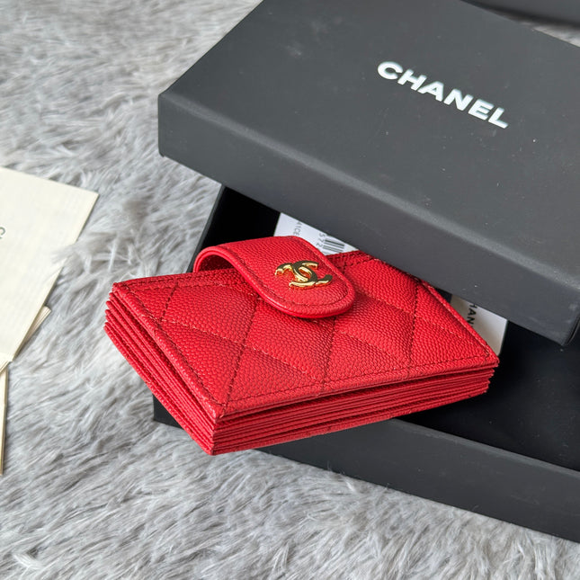 CARD HOLDER 10 CIRCLE CLASP IN RED CAVIAR LEATHER GOLD-TONE METALLIC