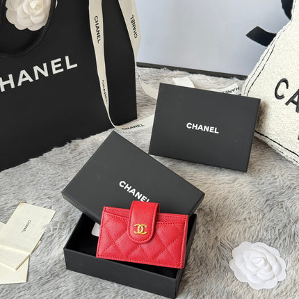 CARD HOLDER 10 CIRCLE CLASP IN RED CAVIAR LEATHER GOLD-TONE METALLIC