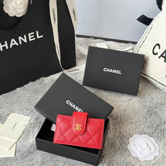 CARD HOLDER 10 CIRCLE CLASP IN RED CAVIAR LEATHER GOLD-TONE METALLIC