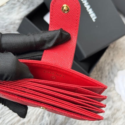 CARD HOLDER 10 CIRCLE CLASP IN RED CAVIAR LEATHER GOLD-TONE METALLIC