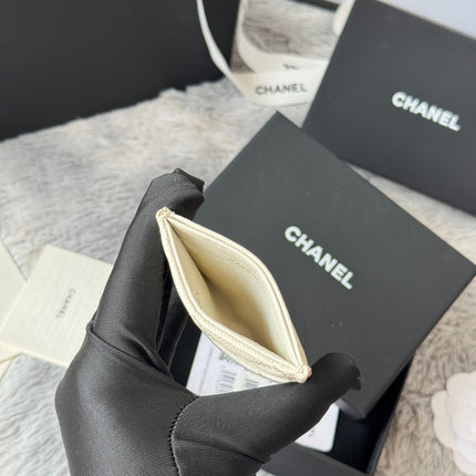 CLASSIC VERTICAL CARD HOLDER 14 IN WHITE GRAINED CALFSKIN GOLD-TONE METALLIC