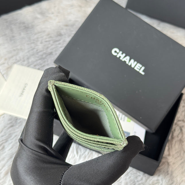 CLASSIC VERTICAL CARD HOLDER 14 IN RAINEE GREEN GRAINED CALFSKIN GOLD-TONE METALLIC