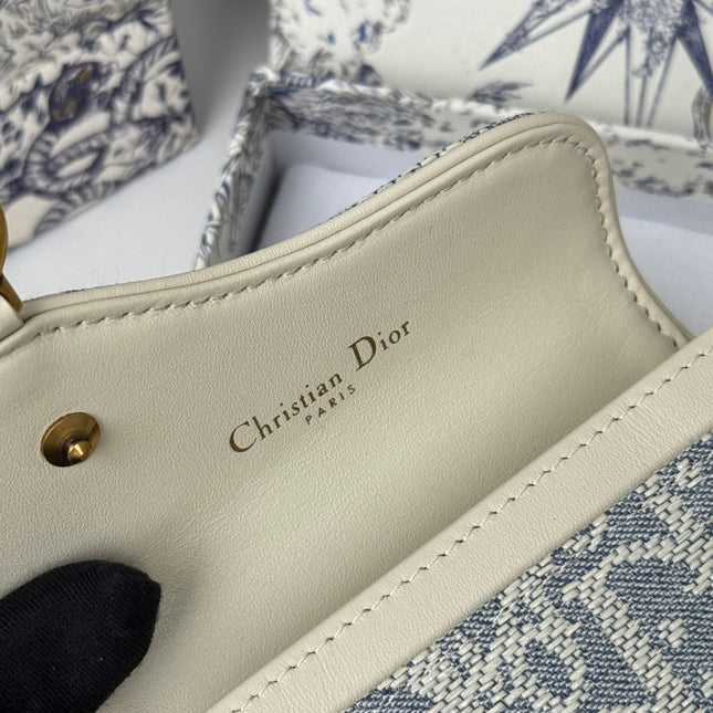 DIOR 25S SADDLE JASMINE GUSSET CARD HOLDER 10 IN LIGHT BLUE OBLIQUE JACQUARD CANVAS