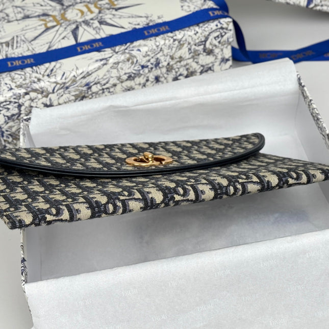 DIOR 25S 30 MONTAIGNE AVENUE POUCH WITH FLAP 30 IN BLUE DIOR OBLIQUE JACQUARD