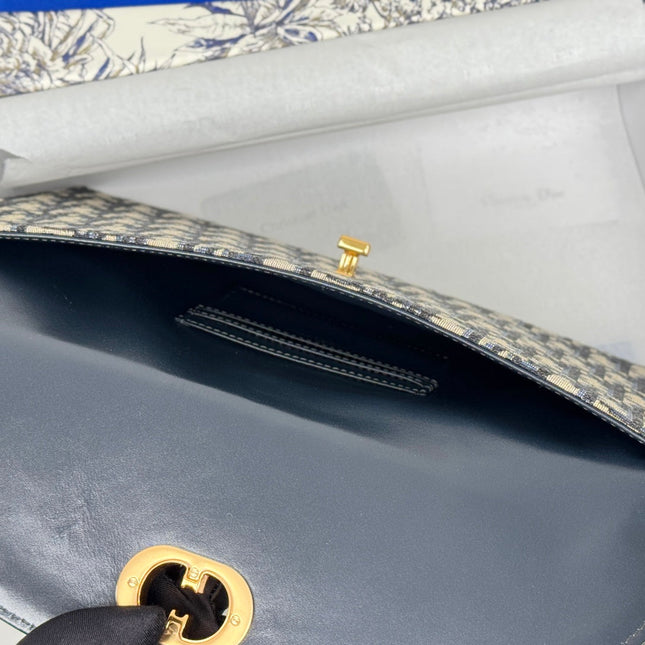DIOR 25S 30 MONTAIGNE AVENUE POUCH WITH FLAP 30 IN BLUE DIOR OBLIQUE JACQUARD