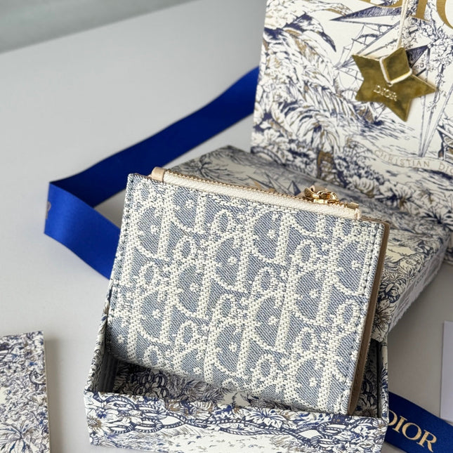 DIOR 25S 30 MONTAIGNE DAHLIA WALLET 11 IN LIGHT BLUE DIOR OBLIQUE JACQUARD